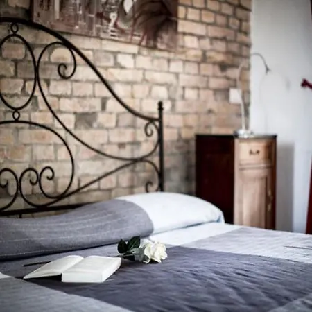 Charming In Near Village דירה *