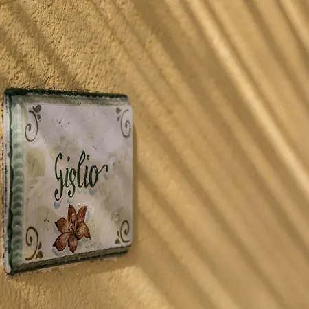 Charming In Near Village דירה *