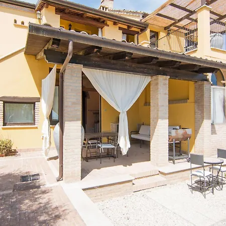 Charming In Near Village דירה *