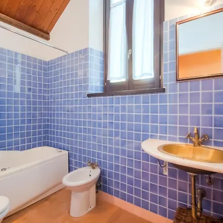 Charming In Near Village דירה *