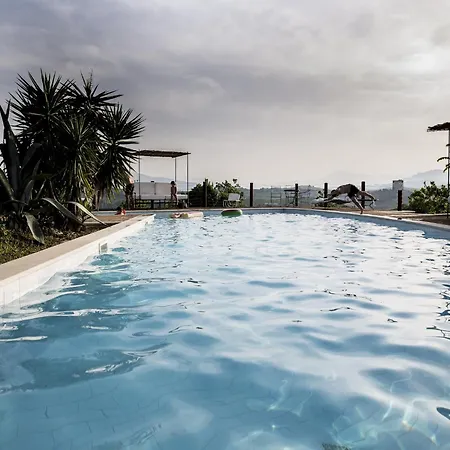 Charming In Near Village דירה *