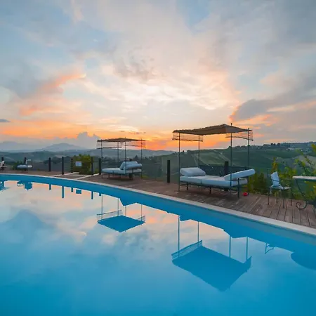 Charming In Near Village דירה *