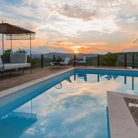 Charming In Near Village Apartment *